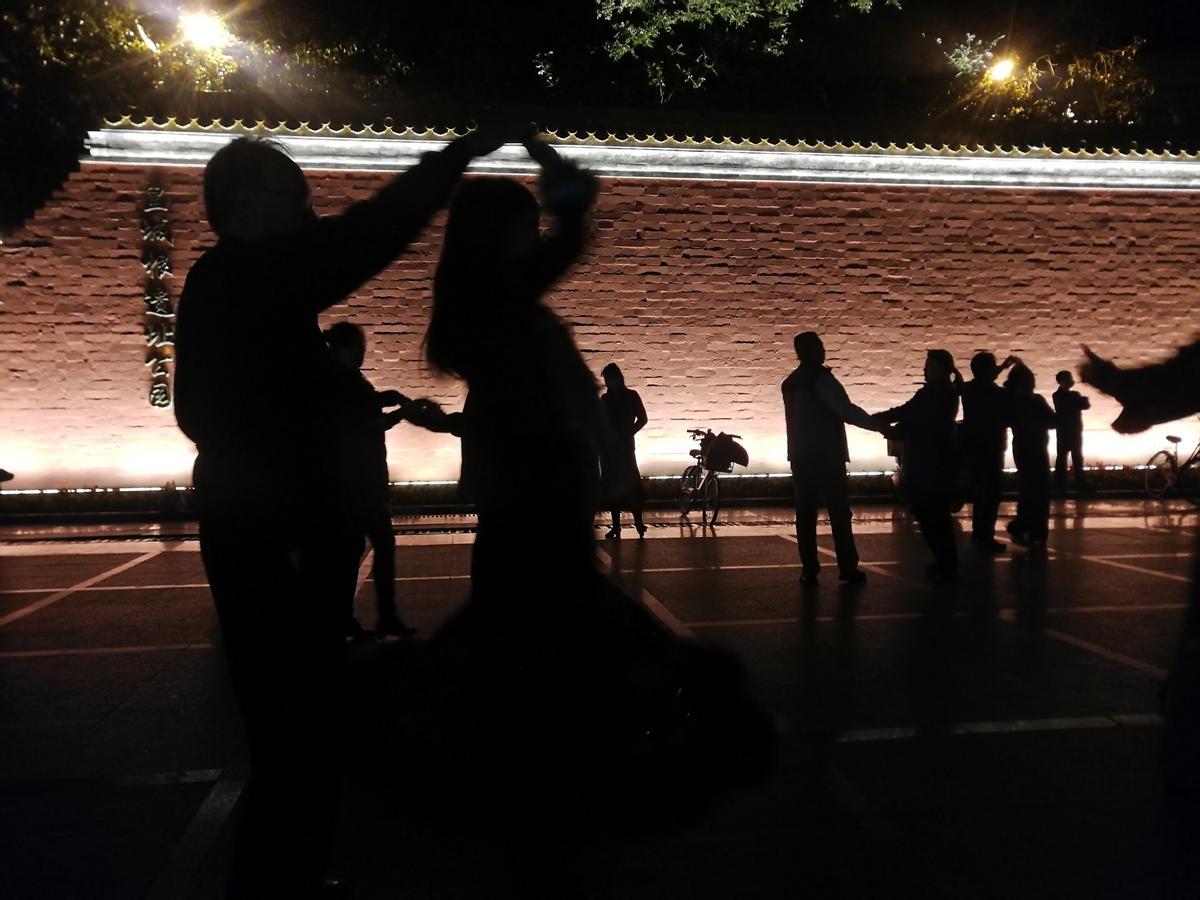 Unas mujeres bailan en una calle de Pekín.