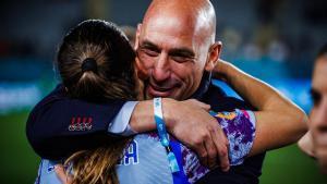 Luis Rubiales, abrazado a Laia Codina.