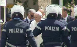 El papa Francisco, a su llegada a la residencia de Santa Marta, este miércoles.