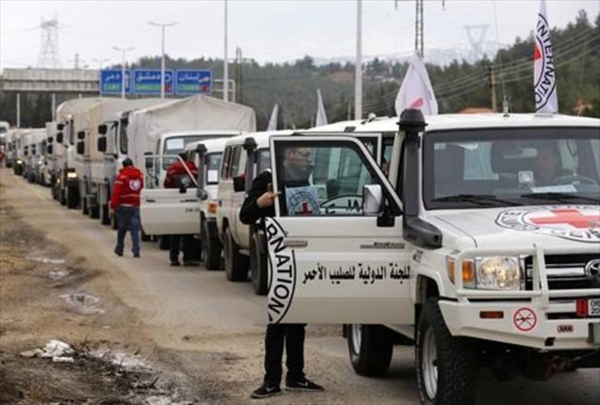 Vehículos con ayuda humanitaria esperan a entrar en la población siria de Madaya. Vehículos con ayuda humanitaria esperan a entrar en la población siria de Madaya.