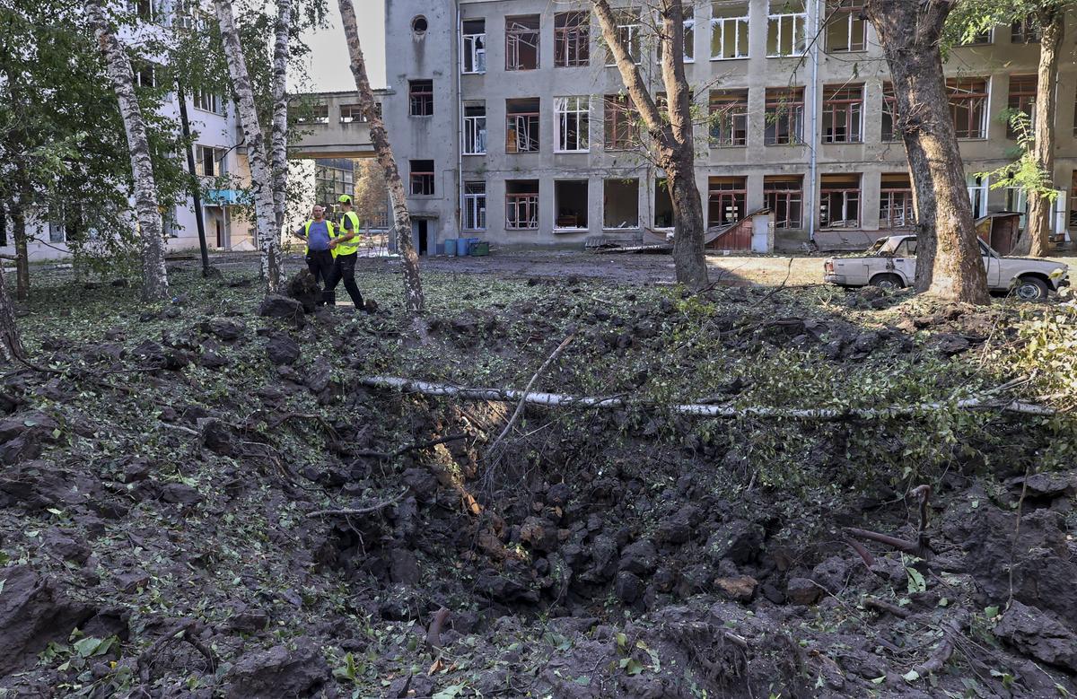 Resultados de un bombardeo en Járkov. Las tropas rusas han atacado objetivos de infraestructura tras la exitosa contraofensiva ucraniana en el noreste.