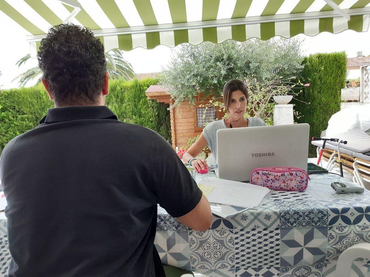 Dos personas teletrabajan en su domicilio, el pasado verano. Dos personas teletrabajan en su domicilio, el pasado verano.