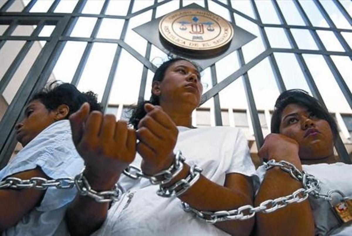 Un grupo de mujeres encandenadas ante el Tribunal Supremo de San Salvador, el pasado 15 de mayo. Un grupo de mujeres encandenadas ante el Tribunal Supremo de San Salvador, el pasado 15 de mayo.
