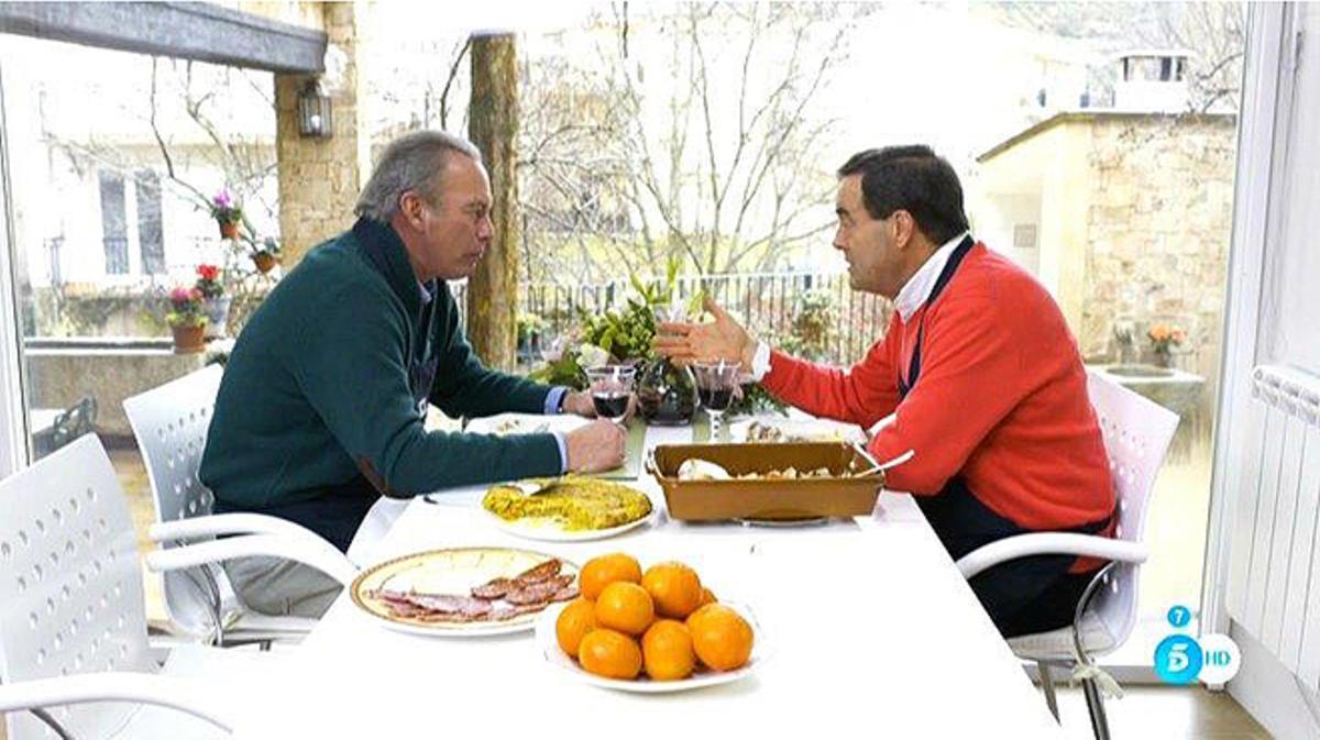 Bertín Osborne, menjant amb José Bono, en Salobre, en ’Tu casa es la mía’, de Tele 5.