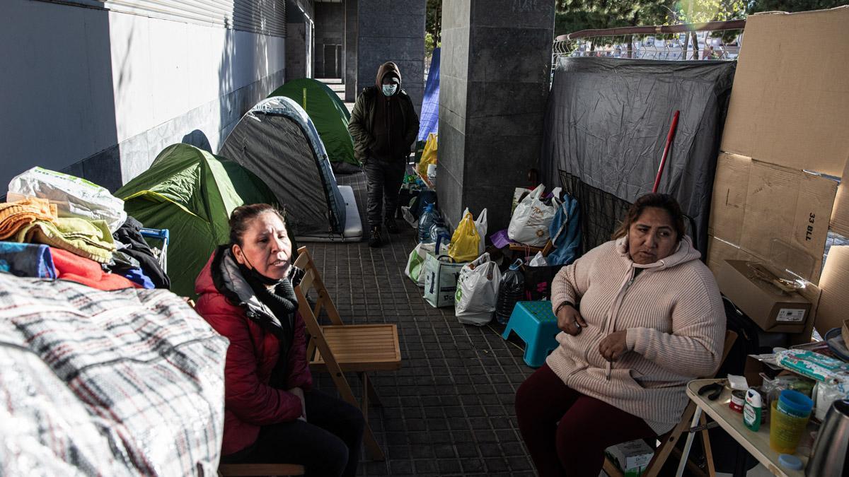Tres de las personas desalojadas el pasado 22 de noviembre acampadas en la avenida de Catalunya.