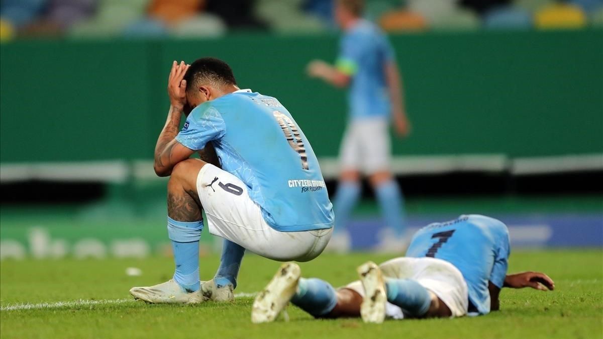 Los jugadores del Manchester City, desesperados tras el partido. Los jugadores del Manchester City, desesperados tras el partido.