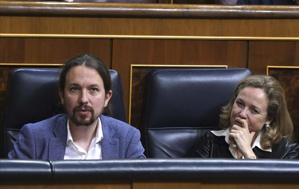 Pablo Iglesias junto a Nadia Calviño en un pleno del Congreso.