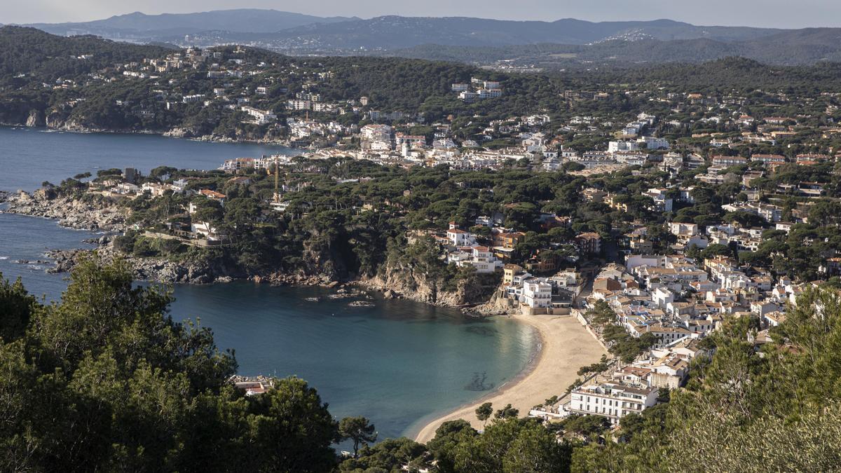 La playa de Llafranc y su pineda mediterránea en primera línea de mar, próximas a suelos urbanos que están en peligro sector del Faro de la Muntanya de Sant Sebastià.