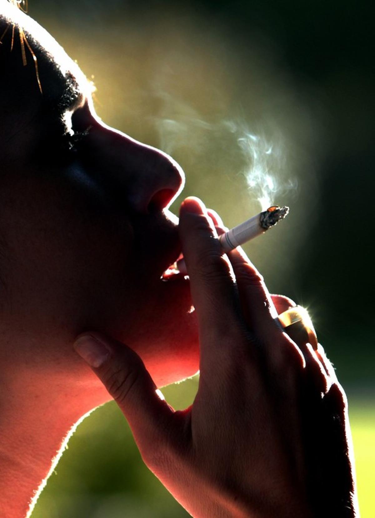  Una mujer fuma un cigarrillo, en una imagen de archivo.