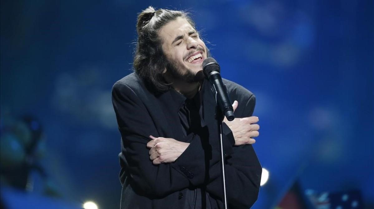 El cantante portugués Salvador Sobral, durante su actuación en el Festival de Eurovisión, en Kiev, con la canción ’Amar Pelos Dois’.