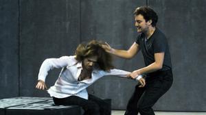 Pol López (Hamlet) y Rosa Renom (Gertrudis, su madre), en una escena de ’Hamlet’.