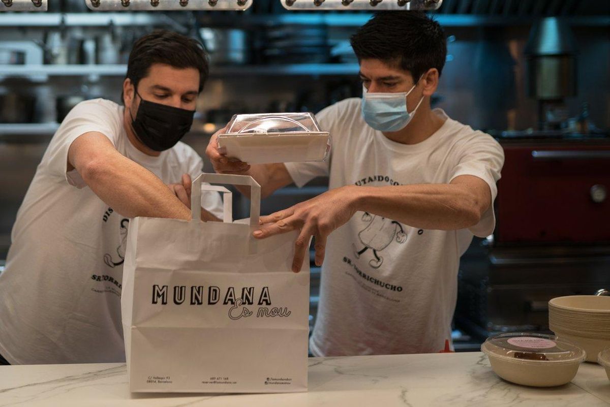 Alain Guiard y Marc Martin, de La Mundana, preparando un pedido de comida a domicilio, este jueves. Alain Guiard y Marc Martin, de La Mundana, preparando un pedido de comida a domicilio, este jueves.
