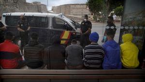 La Policía Nacional detiene a migrantes en el centro de Ceuta.