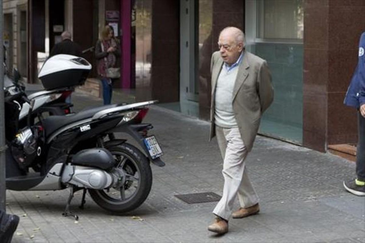 El ’expresident’ Jordi Pujol sale de su despacho, en la calle de Calàbria de Barcelona. El ’expresident’ Jordi Pujol sale de su despacho, en la calle de Calàbria de Barcelona.