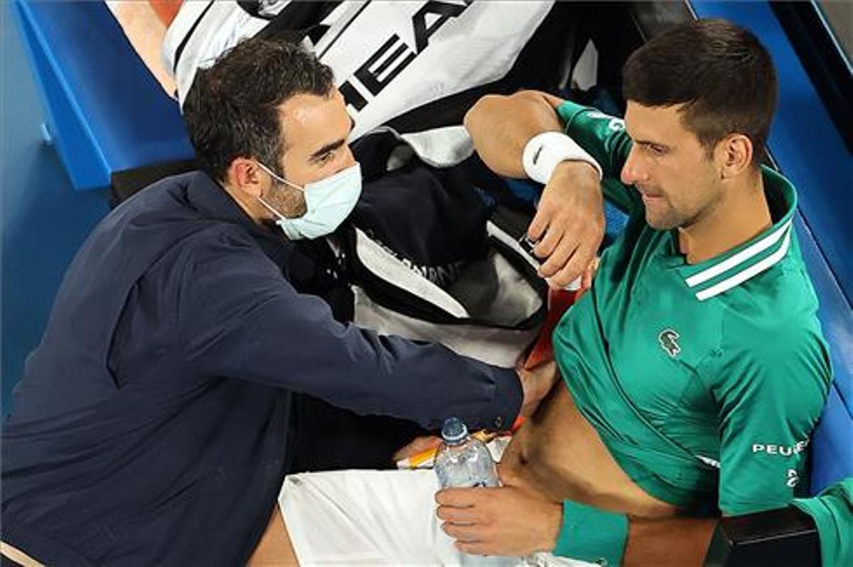 Djokovic se salva del KO a Austràlia i i sense públic a les grades
