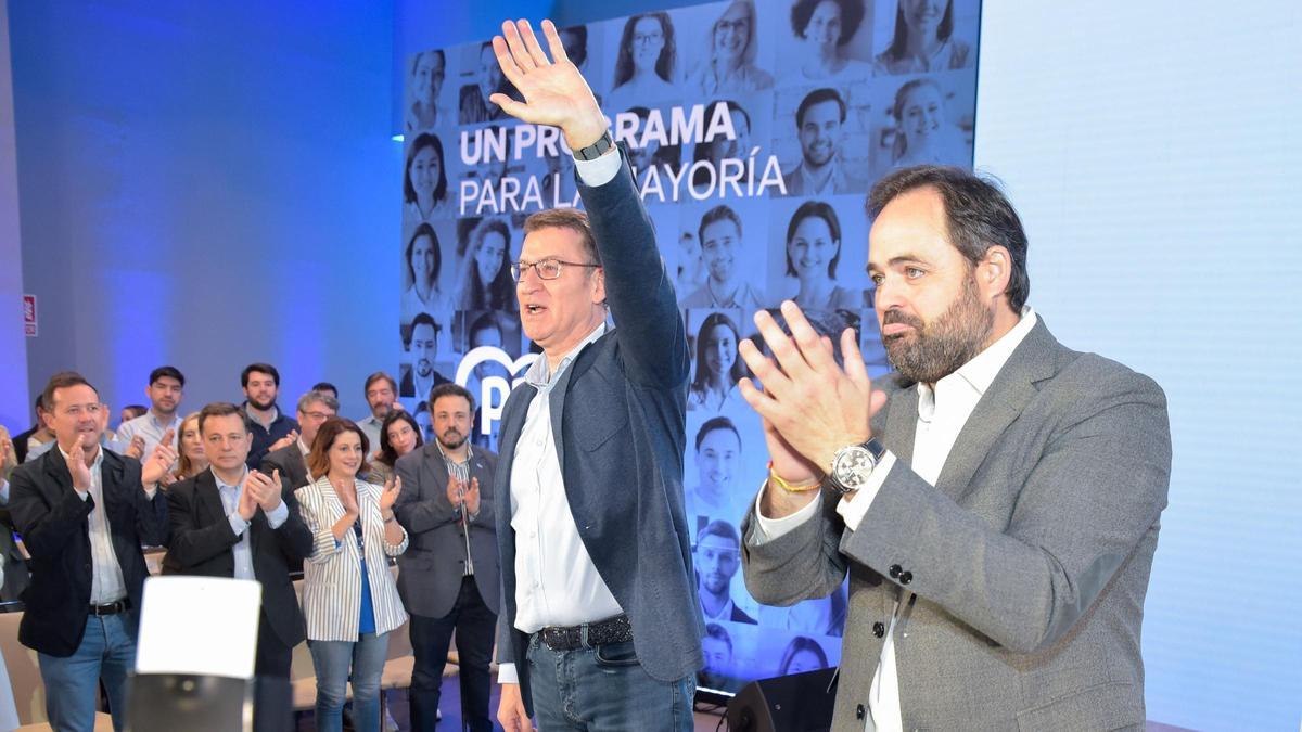Feijóo dice que es la  alternativa serena  a la vez que acusa a Sánchez de intentar  destruir  al PP