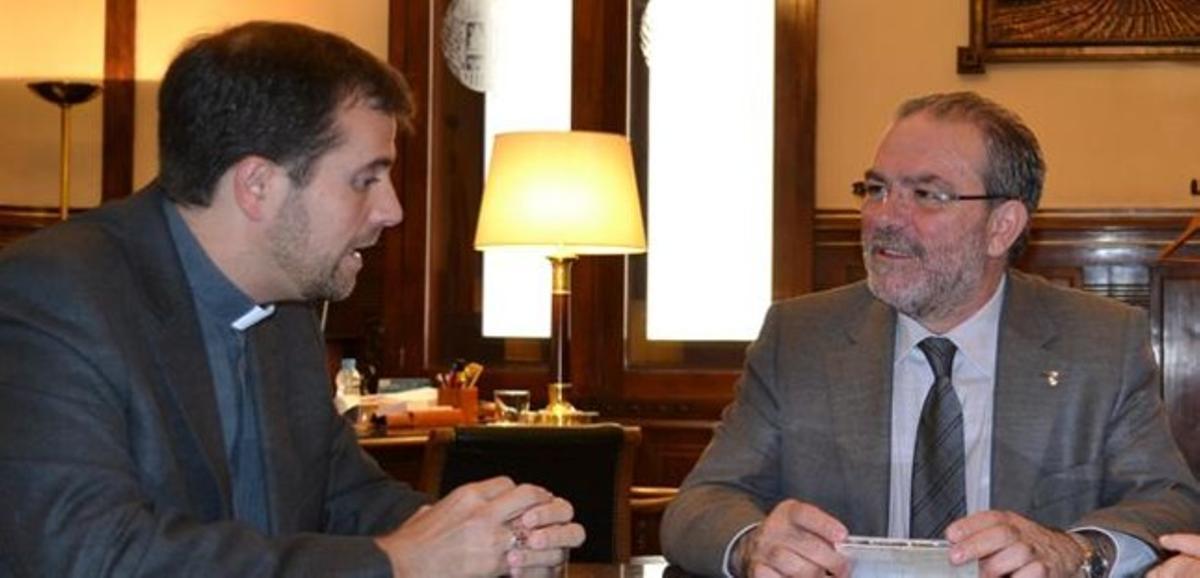 El obispo de Solsona, Xavier Novell, conversa este martes con el presidente de la Diputación de Lleida, Joan Reñé. El obispo de Solsona, Xavier Novell, conversa este martes con el presidente de la Diputación de Lleida, Joan Reñé.
