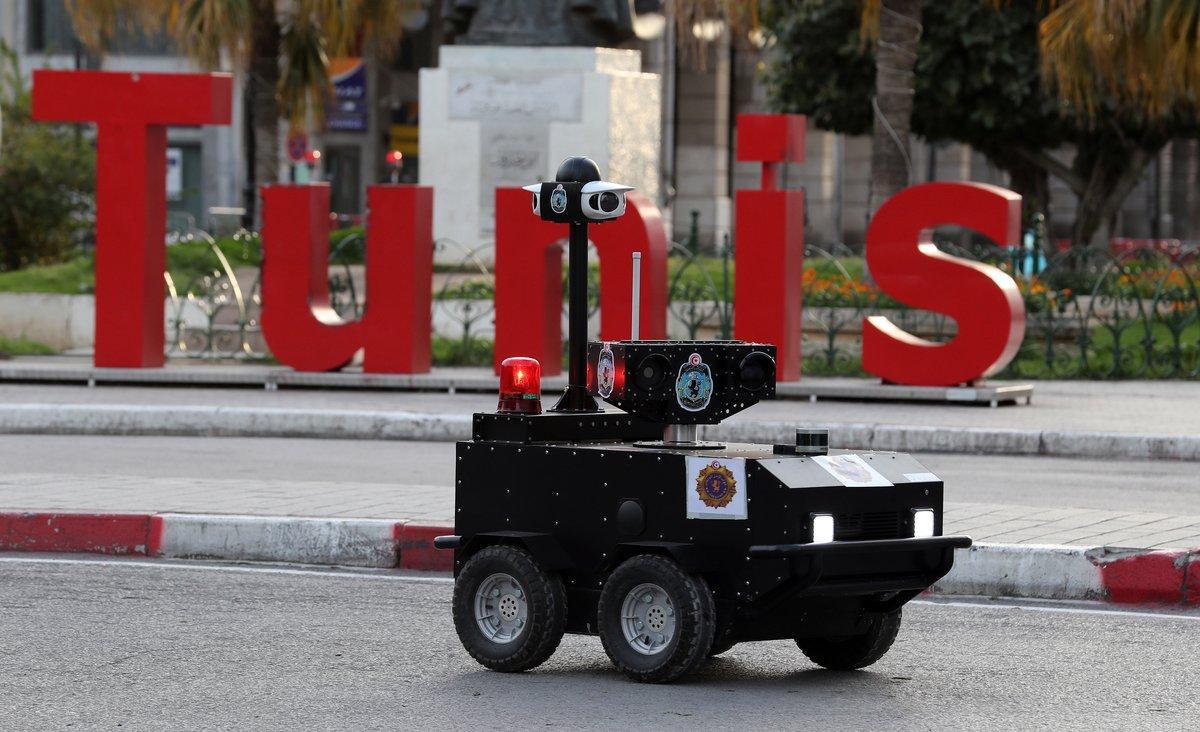 Un robot llama a cumplir la cuarentena en Túnez.