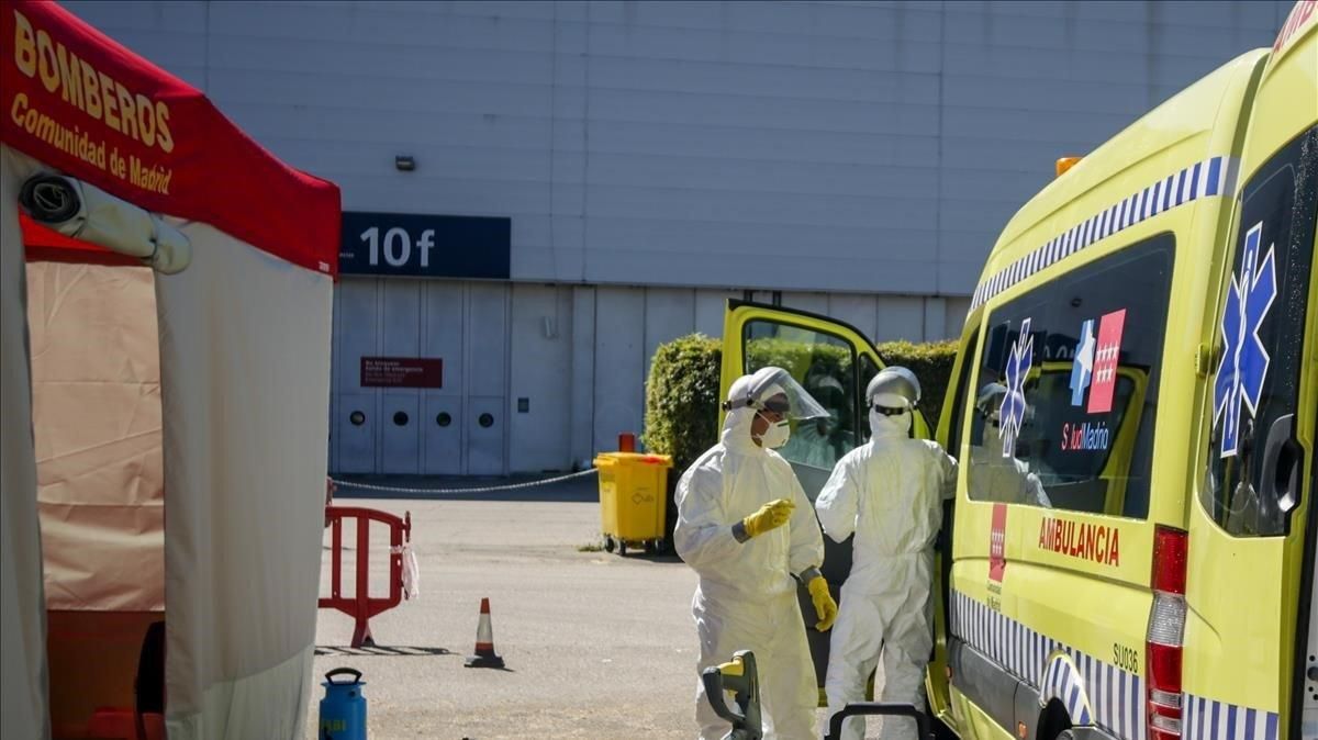 Bomberos de la Comunidad de Madrid desinfectan ambulancias del SAMUR utilizadas para trasladar a pacientes con covid-19 al recinto de IFEMA Bomberos de la Comunidad de Madrid desinfectan ambulancias del SAMUR utilizadas para trasladar a pacientes con covid-19 al recinto de IFEMA