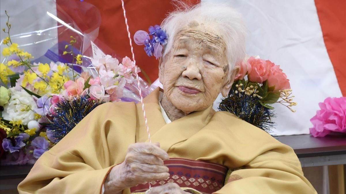 Kane Tanaka sostiene un globo en la celebración de su 117º cumpleaños. Kane Tanaka sostiene un globo en la celebración de su 117º cumpleaños.