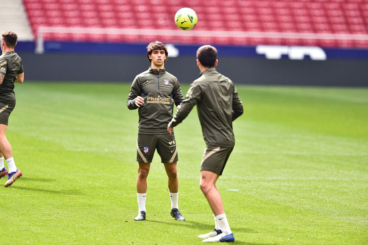 Joao Félix y Correa durante el último entrenamiento del Atlético de Madrid. Joao Félix y Correa durante el último entrenamiento del Atlético de Madrid.