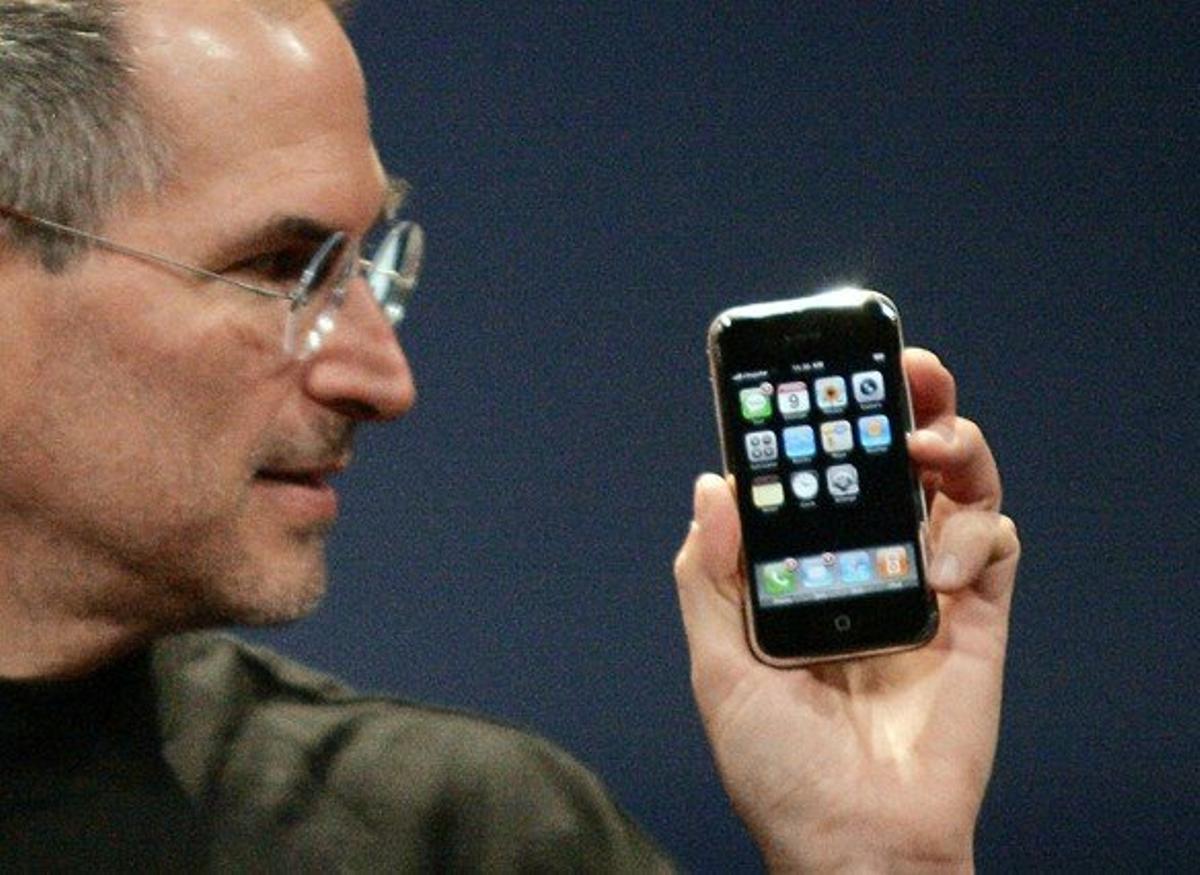 Steve Jobs presenta el iPhone en el 2007.