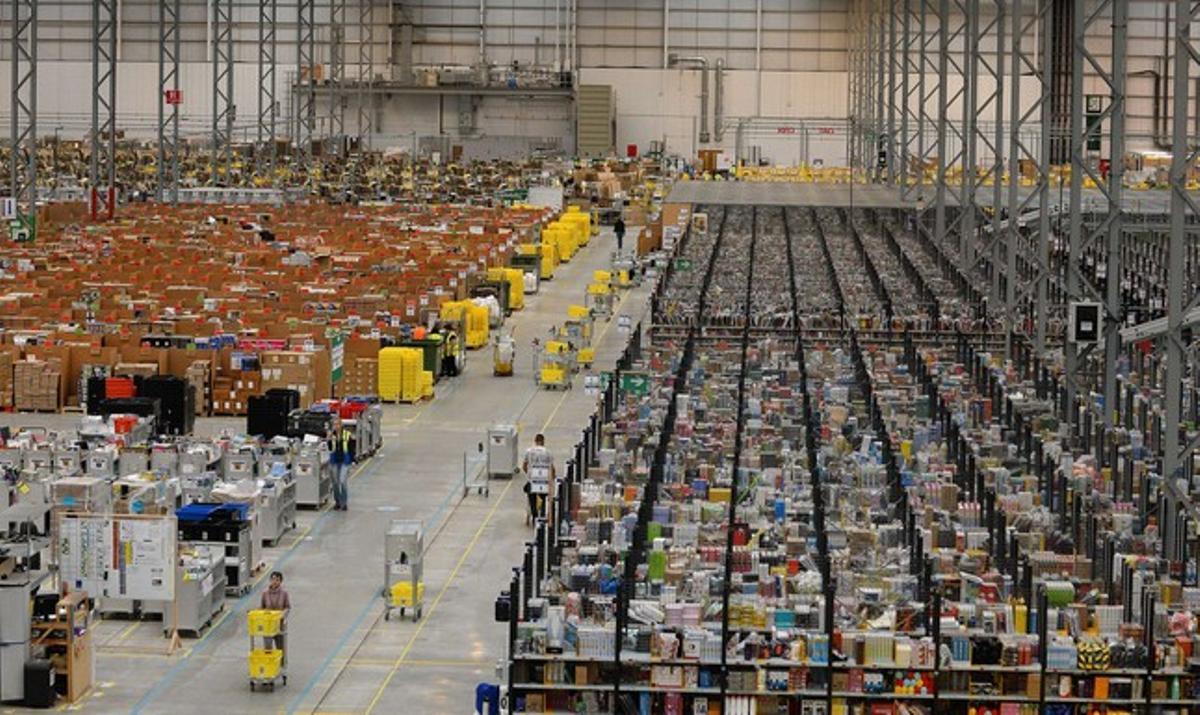 Vista general al magatzem d’Amazon a Peterborough, Anglaterra.