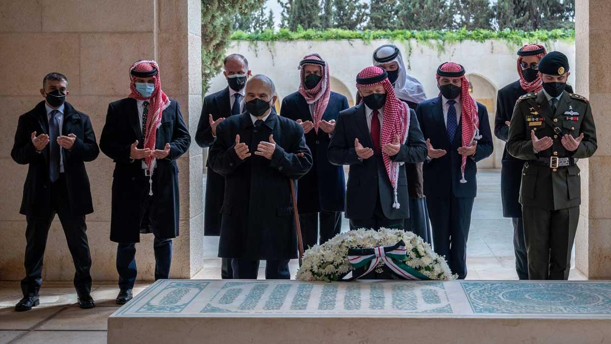 El rey Abdulá II de Jordania acompañado de otros familiares, entre ellos el antiguo príncipe heredero Hamza bin Husein, acusado de conspiración.