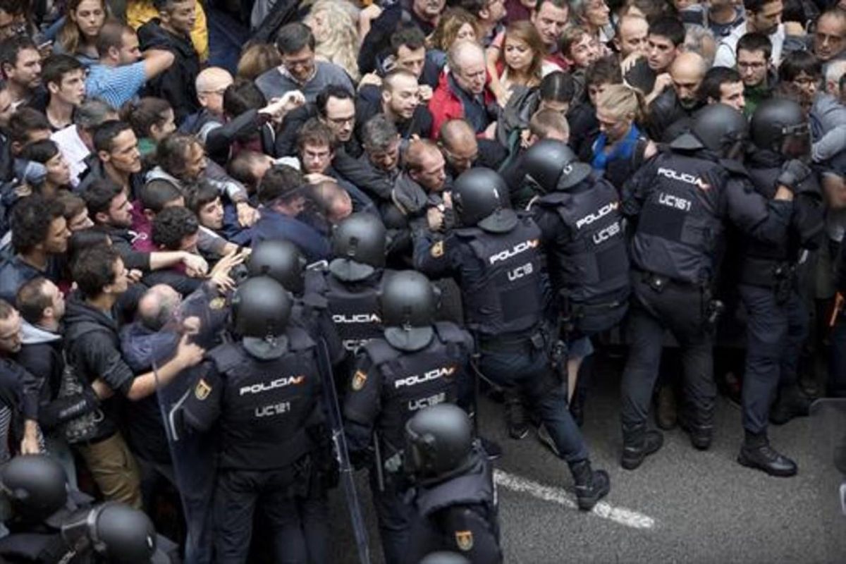 Agentes de la Policía Nacional intenta desalojar a los ciudadanos de la escuela Ramon Llull, el pasado domingo. Agentes de la Policía Nacional intenta desalojar a los ciudadanos de la escuela Ramon Llull, el pasado domingo.