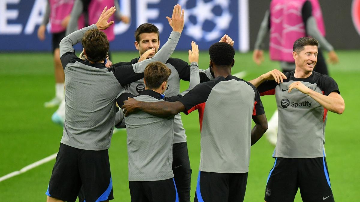 Los jugadores azulgranas celebran un reto ganado en el entrenamiento antes del Inter-Barça.