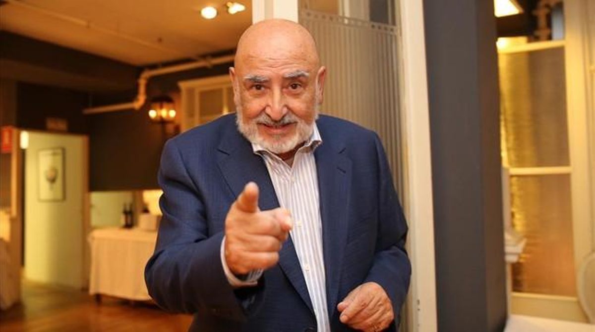 El totémico rumbero Peret, ayer, en la presentación del concierto participativo que ofrecerá en Manresa. El totémico rumbero Peret, ayer, en la presentación del concierto participativo que ofrecerá en Manresa.