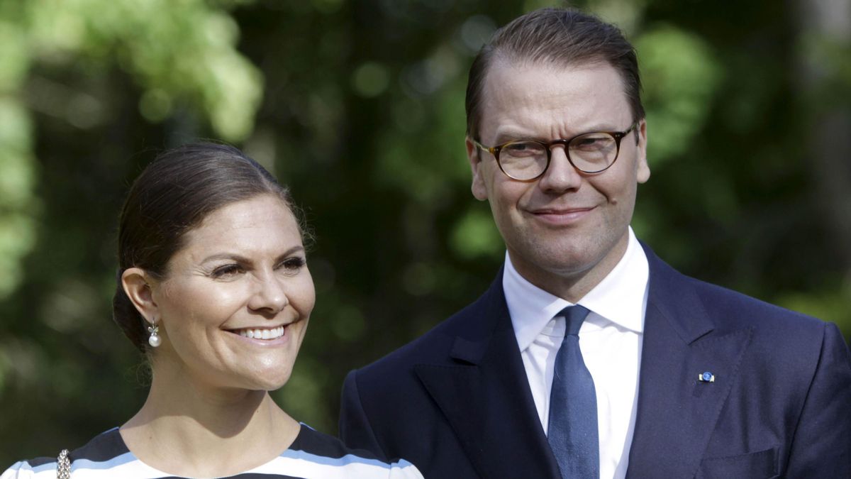 Victoria de Suecia, junto a su esposo Olof Daniel Westling Bernadotte. Victoria de Suecia, junto a su esposo Olof Daniel Westling Bernadotte.
