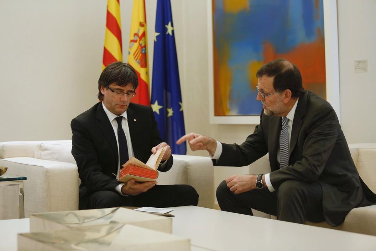 Puigdemont y Rajoy, en la Moncloa, en abril del 2016. Puigdemont y Rajoy, en la Moncloa, en abril del 2016.