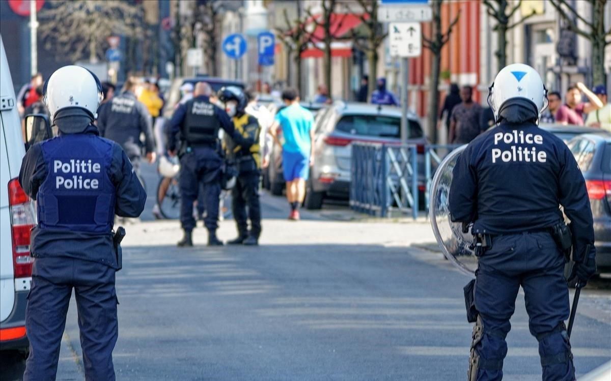 Agentes antidisturbios en el barrio belga de Anderlecht, donde se han producido las protestas Agentes antidisturbios en el barrio belga de Anderlecht, donde se han producido las protestas