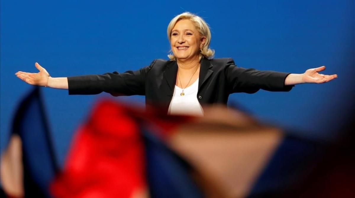 Le Pen, sonriente, en su acto electoral en Villepinte, cerca de París, el 1 de mayo. Le Pen, sonriente, en su acto electoral en Villepinte, cerca de París, el 1 de mayo.