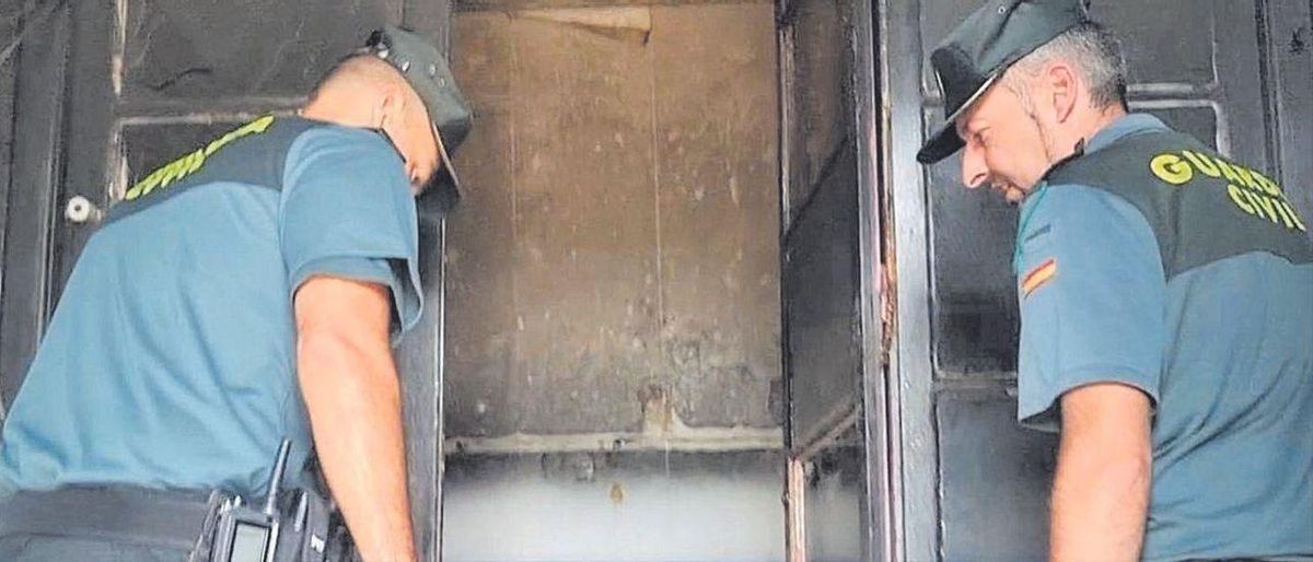 "El niño, ¿dónde está el niño?": así fue el heroico rescate de una familia en el incendio en Asturias "El niño, ¿dónde está el niño?": así fue el heroico rescate de una familia en el incendio en Asturias