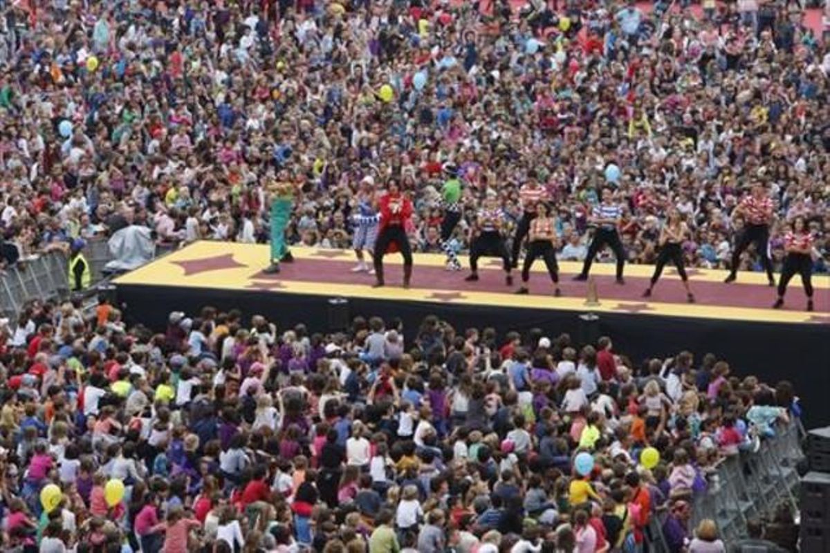 Un aspecto del espectáculo central de la Festa dels Súpers, ayer, en el Estadio Olímpico de Montjuïc. Un aspecto del espectáculo central de la Festa dels Súpers, ayer, en el Estadio Olímpico de Montjuïc.