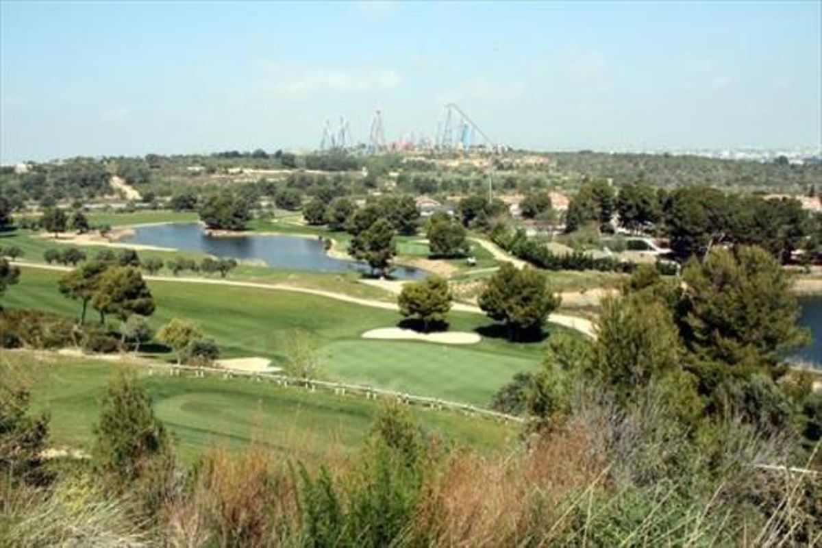 Vista de los terrenos donde se ha previsto levantar BCN World, con Port Aventura al fondo. Vista de los terrenos donde se ha previsto levantar BCN World, con Port Aventura al fondo.
