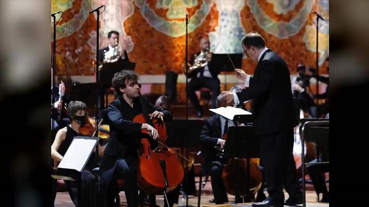 El violonchelista Pau Codina y el director Salvador Mas en el concierto de la OCM en el Palau de la Música.
