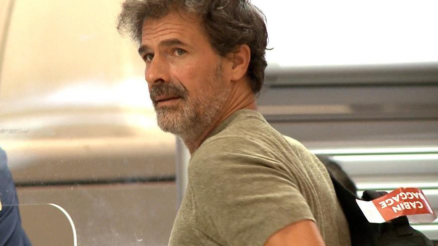 CASO DANIEL SANCHO | Pillado en el aeropuerto rumbo a Tailandia: Rodolfo Sancho viaja a ver su hijo Daniel Sancho