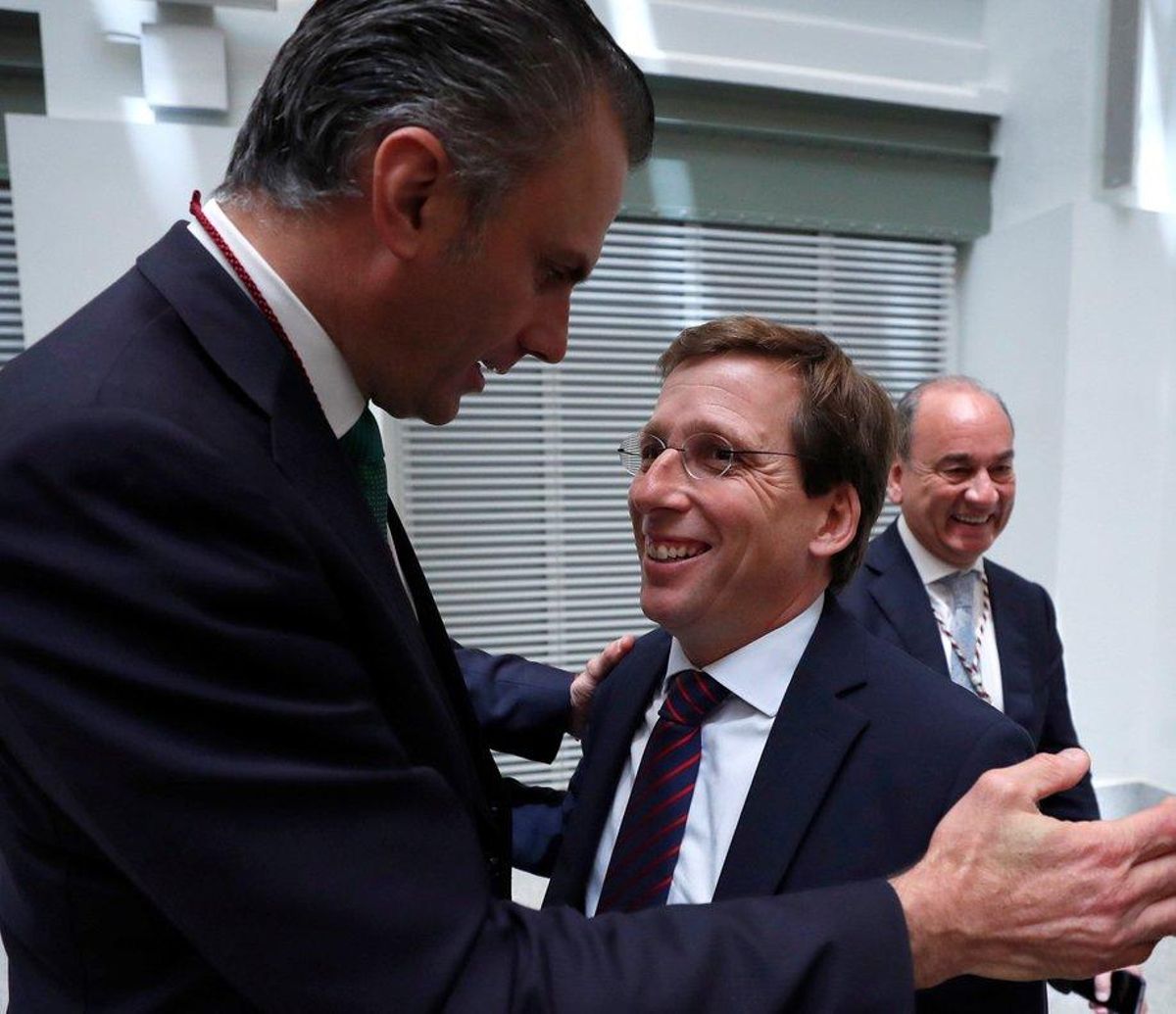 Javier Ortega Smith (izquierda) y José Luis Martínez-Almeida (derecha). Javier Ortega Smith (izquierda) y José Luis Martínez-Almeida (derecha).