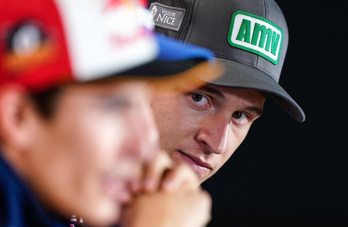 El campeón francés Fabio Quartararo (Yamaha) escucha una respuesta de Marc Márquez (Honda) en una conferencia de prensa, en Japón. El campeón francés Fabio Quartararo (Yamaha) escucha una respuesta de Marc Márquez (Honda) en una conferencia de prensa, en Japón.