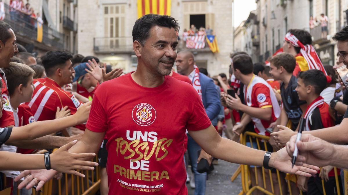  El entrenador del Girona FC, Michel Sánchez, celebra con la afición el ascenso a la Primera División del fútbol español, hoy lunes en Girona
