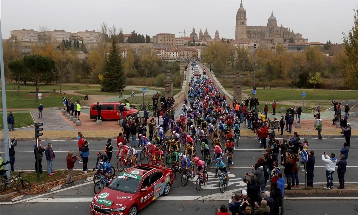 El pelotón de la Vuelta abandona Salamanca. El pelotón de la Vuelta abandona Salamanca.