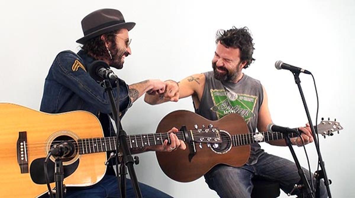 Pau Donés i Leiva interpreten, en acústic ’Vecina’.