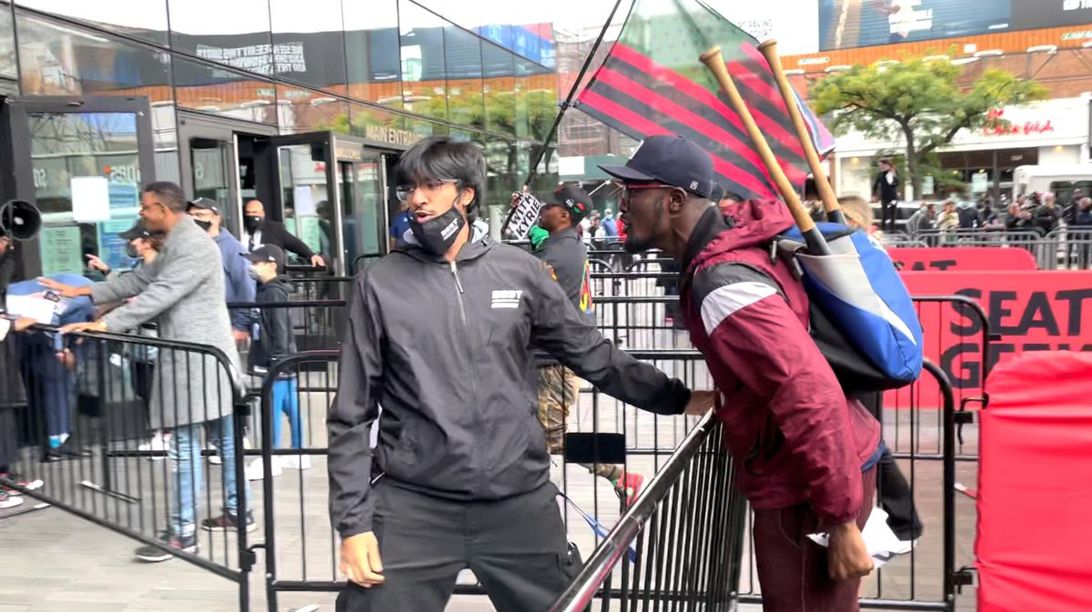 Un manifestante se encara con uno de los miembros de la seguridad de los Brooklyn Nets. Un manifestante se encara con uno de los miembros de la seguridad de los Brooklyn Nets.