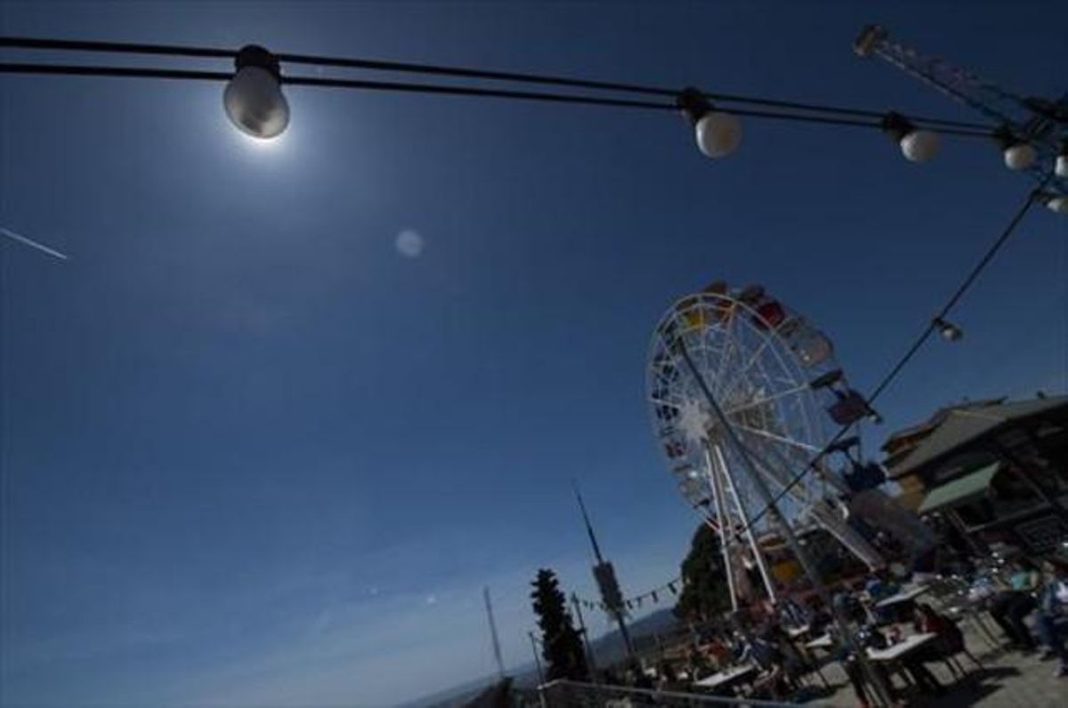La noria del parque de atracciones del Tibidabo, en febrero del 2014, cuando se reabrió. La noria del parque de atracciones del Tibidabo, en febrero del 2014, cuando se reabrió.