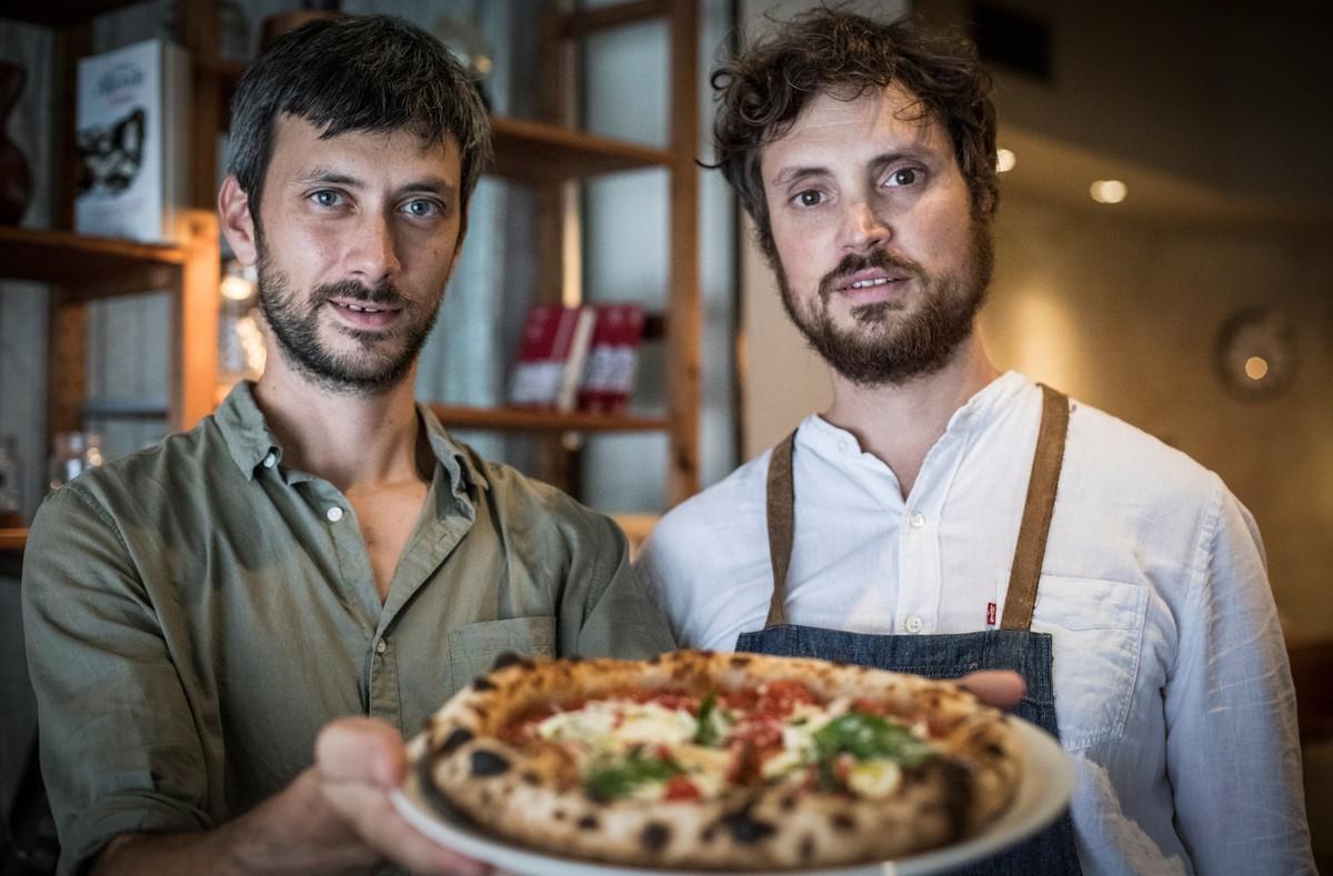 Alessandro Zangrossi y Massimo Morbi, jefe de sala y pizzero de La Balmesina, respectivamente.