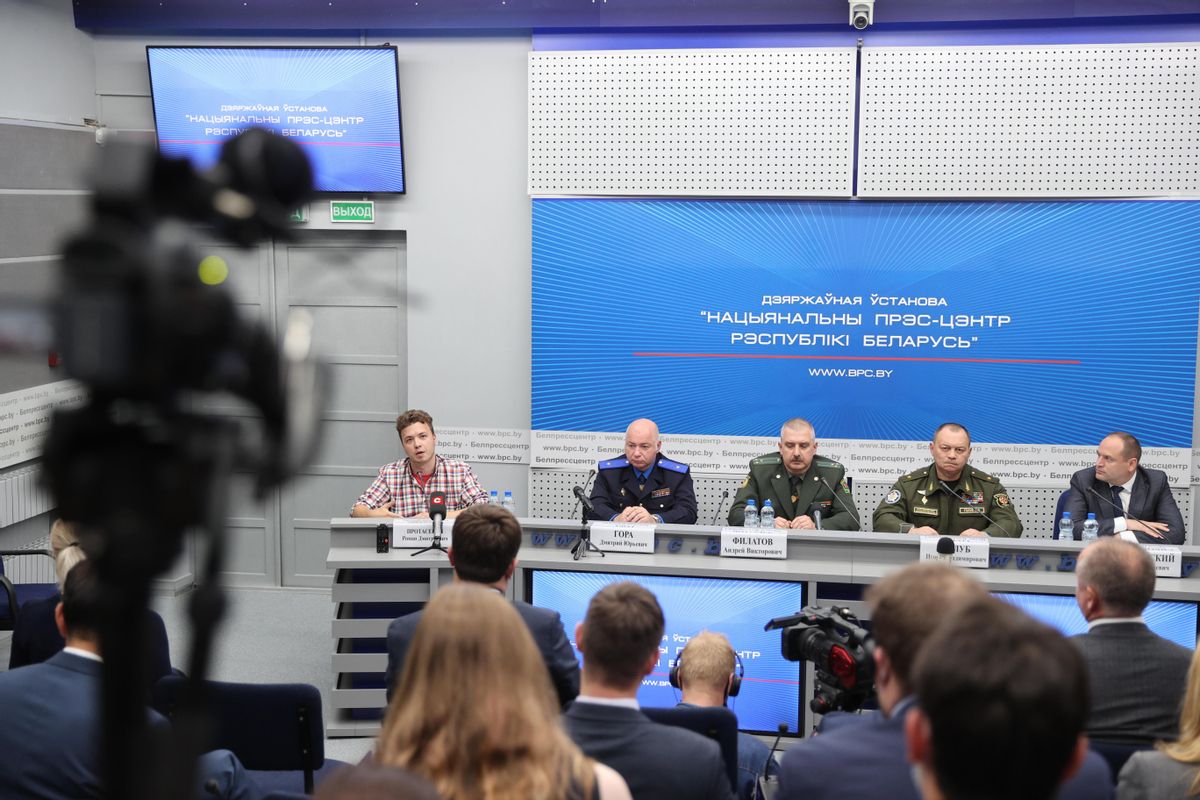 El periodista bielorruso Roman Protasevich (izquierda), durante la comparecencia junto a uniformados que ha ofrecido este lunes. El periodista bielorruso Roman Protasevich (izquierda), durante la comparecencia junto a uniformados que ha ofrecido este lunes.