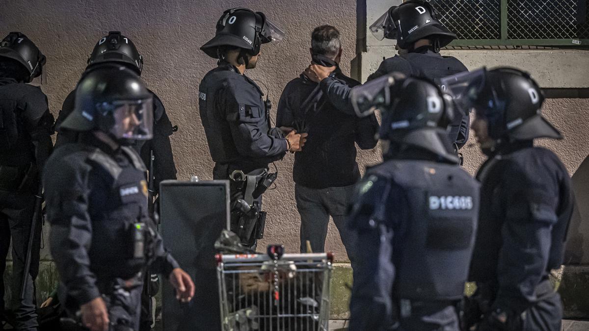 Un gran desplegament policial s’anticipa a la confrontació entre Desokupa i antifeixistes al centre de Barcelona